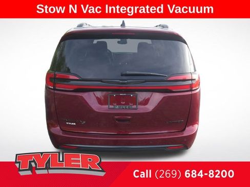 Used 2023 Chrysler Pacifica Limited w/ Uconnect Theater Family Group FWD image 7