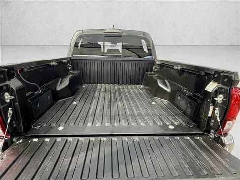 Used 2018 Toyota Tacoma SR5 AWD/4WD image 13