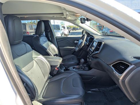 Used 2022 Jeep Cherokee Limited image 7