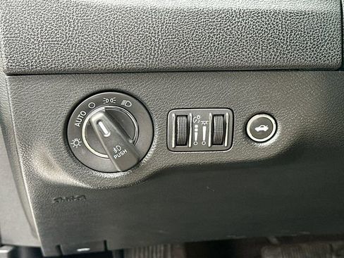 Used 2018 Chrysler 300 Limited w/ Safetytec Plus Group image 11