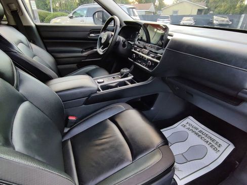 Used 2024 Nissan Pathfinder SL AWD/4WD image 14