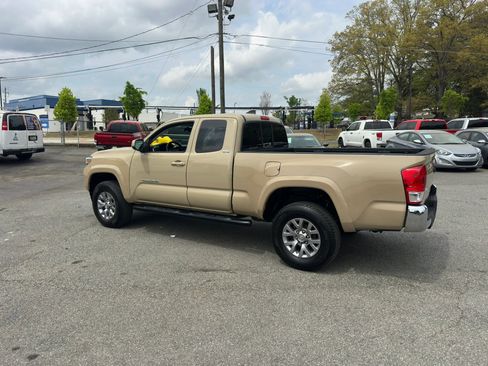 Used 2016 Toyota Tacoma SR5 w/ Exterior Package image 5