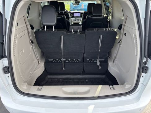 Used 2023 Chrysler Pacifica Limited w/ Uconnect Theater Family Group FWD image 26