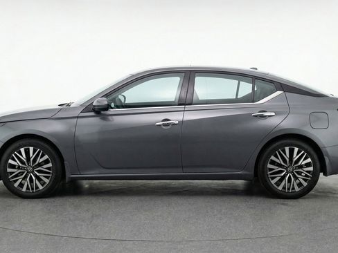Used 2025 Nissan Altima 2.5 SV image 5