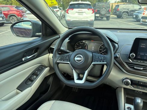Used 2025 Nissan Altima 2.5 SV FWD image 35