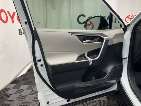 Used 2025 Toyota RAV4 XLE image 19