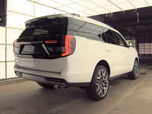 Used 2025 Ford Expedition Platinum w/ Platinum Ultimate Package AWD/4WD image 17