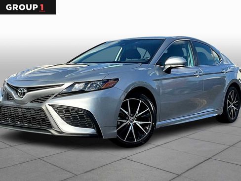 Used 2023 Toyota Camry SE image 1