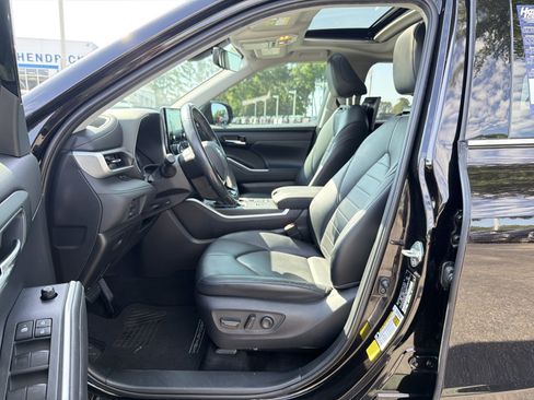 Used 2020 Toyota Highlander XLE FWD image 14