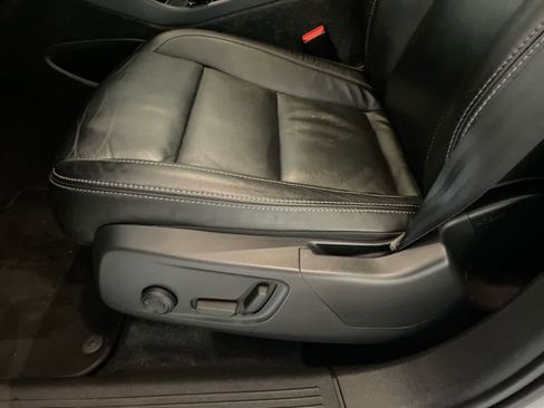 Used 2022 Volvo XC40 T5 Momentum image 12