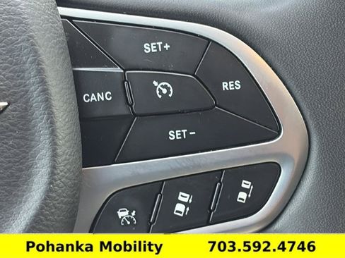 Used 2023 Chrysler Pacifica Touring-L FWD image 13