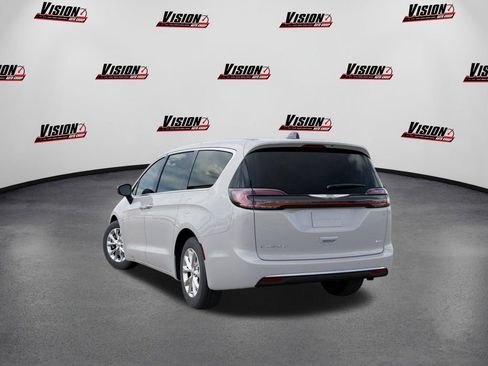 New 2026 Chrysler Pacifica Select image 3