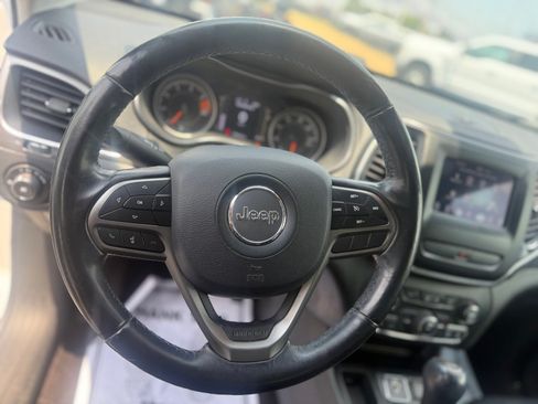 Used 2019 Jeep Cherokee Latitude Plus FWD image 9