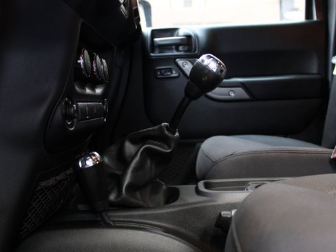 Used 2018 Jeep Wrangler Unlimited Sport S image 33