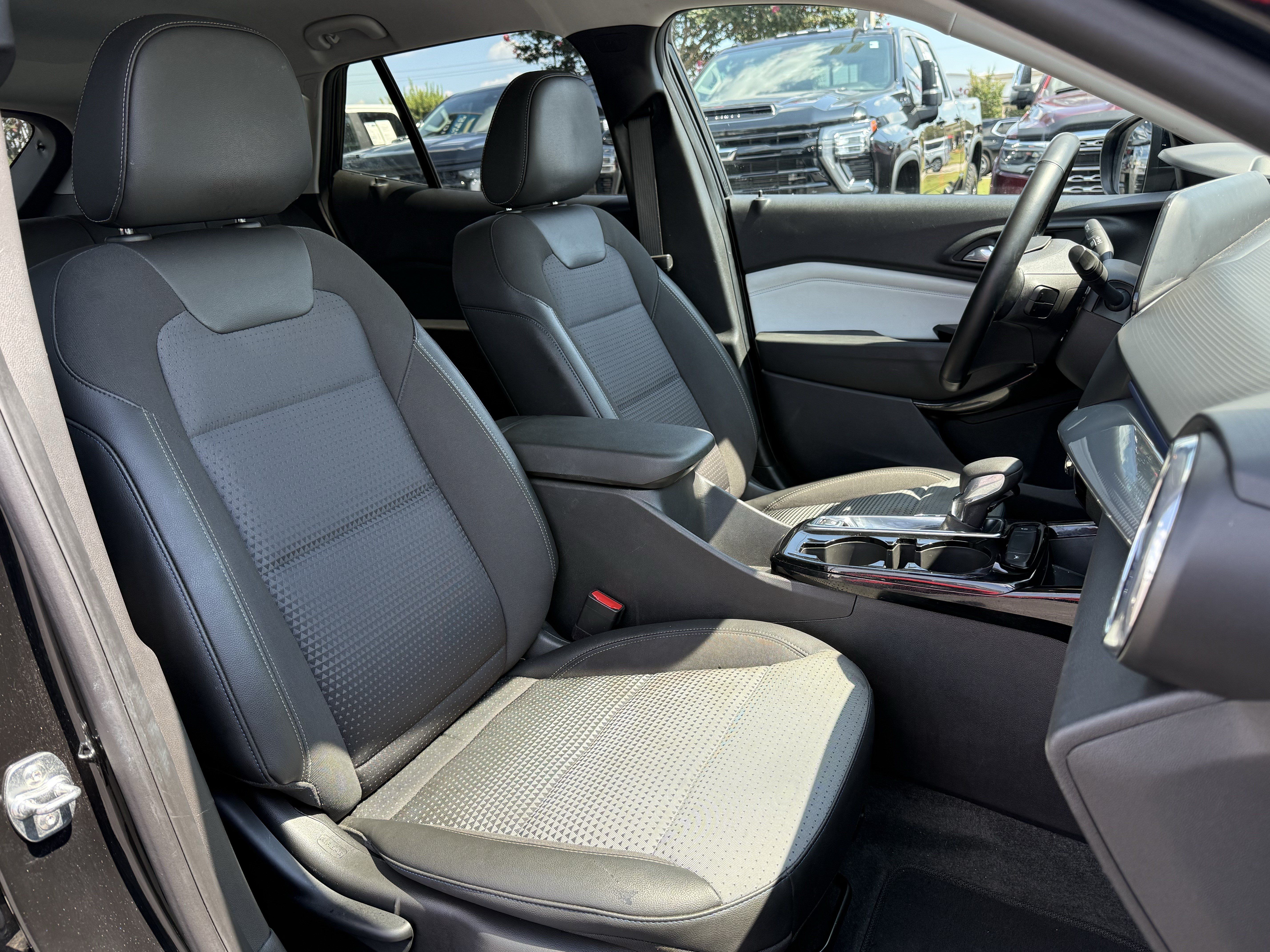 Used 2025 Chevrolet Trax LT w/ LT Convenience Package FWD image 32