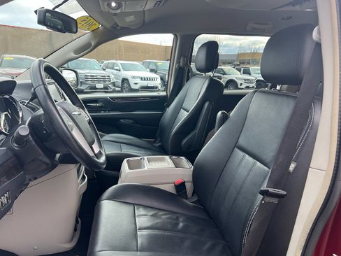 Used 2015 Chrysler Town & Country Touring image 7