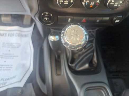 Used 2017 Jeep Wrangler Unlimited Sahara w/ Connectivity Group AWD/4WD image 18