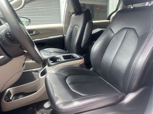 Used 2024 Chrysler Pacifica Limited FWD image 10