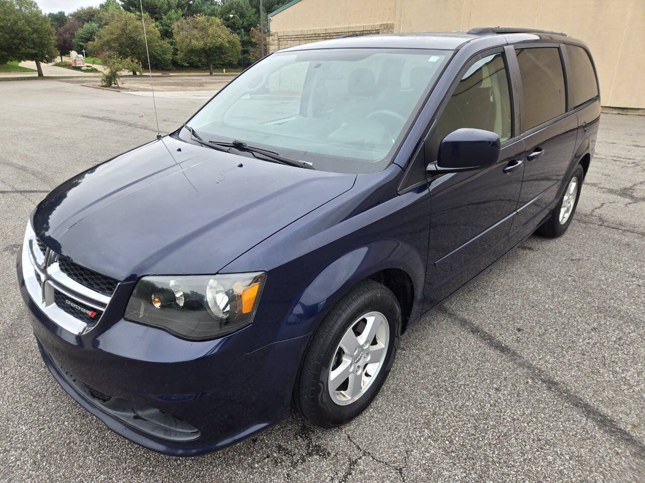 Used 2012 Dodge Grand Caravan SXT w/ Entertainment Group 1 FWD image 3