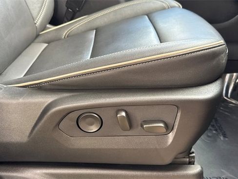 Used 2024 GMC Yukon SLT image 24