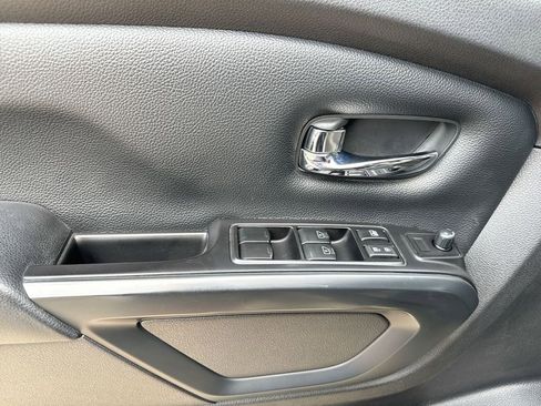 Used 2018 Nissan Titan SV w/ SV Convenience Package AWD/4WD image 21