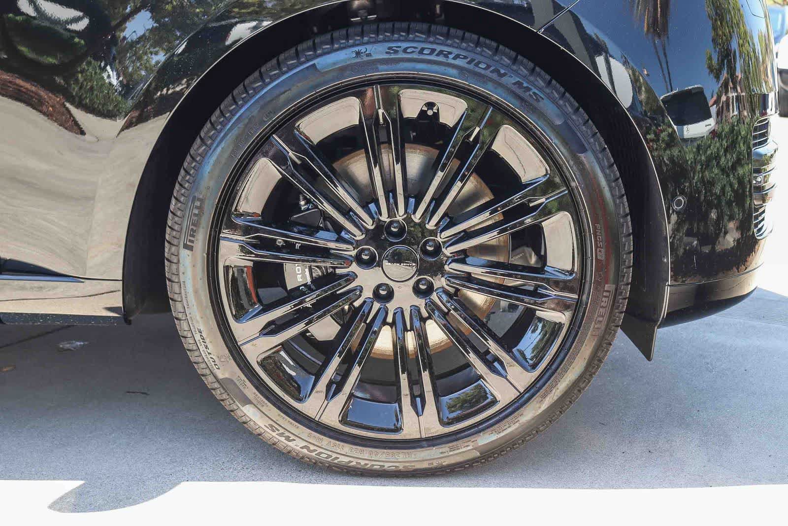 New 2026 Land Rover Range Rover Long Wheelbase SE AWD/4WD image 9