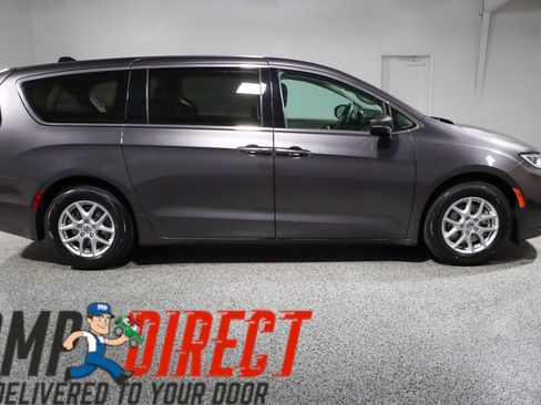 Used 2023 Chrysler Pacifica Touring-L FWD image 6