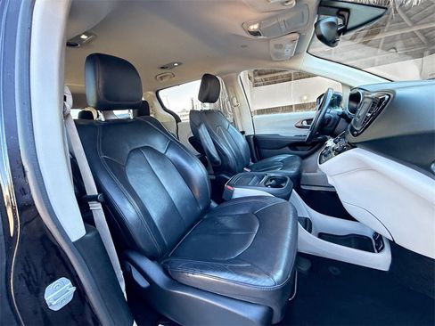 Used 2017 Chrysler Pacifica Touring-L image 32