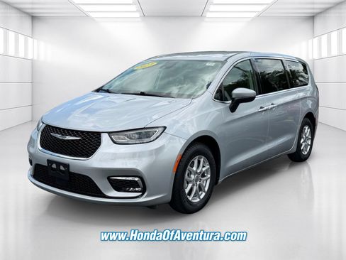 Used 2023 Chrysler Pacifica Touring-L FWD image 3