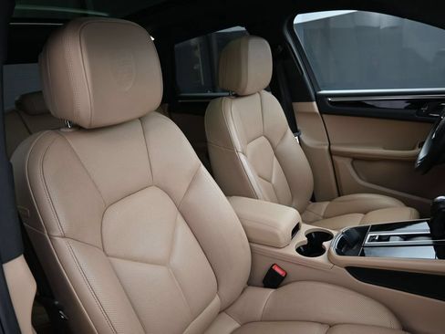 Certified 2022 Porsche Macan AWD/4WD image 30