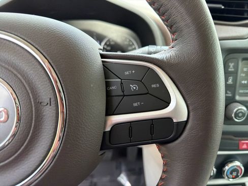 Used 2017 Jeep Renegade Latitude FWD image 21