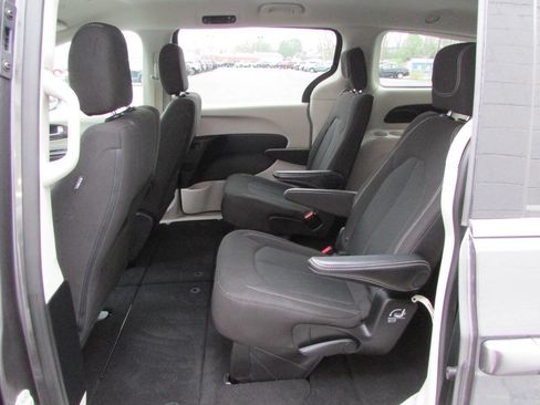 Used 2022 Chrysler Voyager LX FWD image 5
