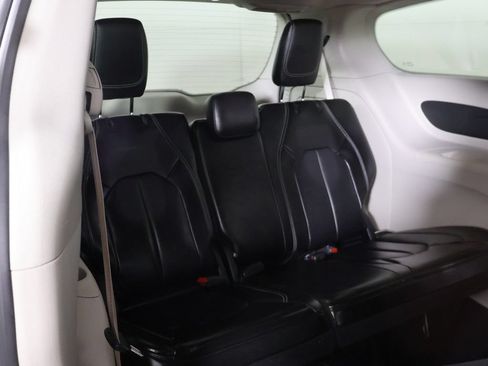 Used 2023 Chrysler Pacifica Touring-L FWD image 30