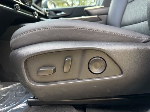 Used 2026 Chevrolet Equinox LT w/ Convenience Package II FWD image 24