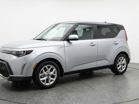 Used 2025 Kia Soul LX w/ LX Technology Package image 3