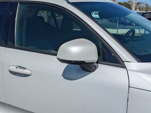 Used 2021 Volvo XC40 T5 Momentum w/ Premium Package image 12