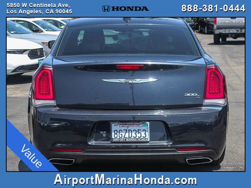 Used 2018 Chrysler 300 S RWD image 9