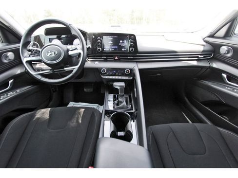 Used 2022 Hyundai Elantra SEL w/ Convenience Package FWD image 11