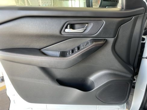 Certified 2025 Nissan Rogue SV image 9