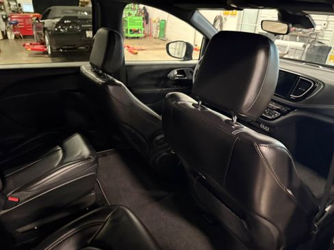 Used 2023 Chrysler Pacifica Touring-L w/ S Appearance Package FWD image 15