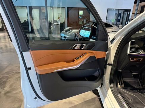 Used 2022 BMW X5 M50i image 9