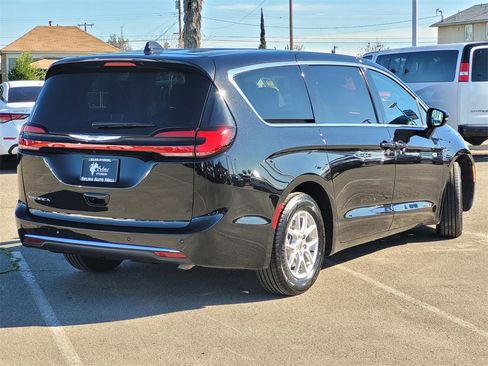 Used 2024 Chrysler Pacifica Touring-L image 5