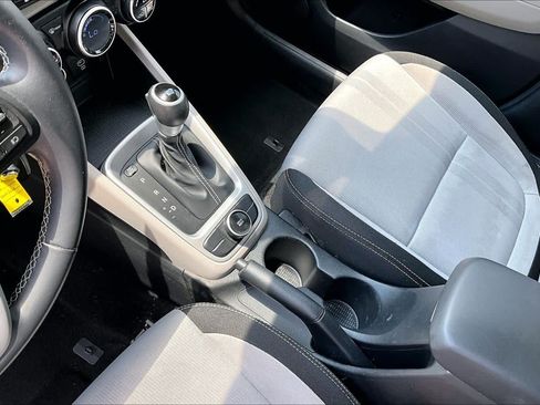 Used 2023 Hyundai Venue SEL FWD image 17