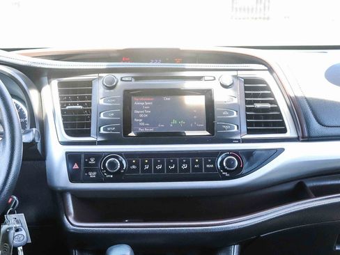 Used 2017 Toyota Highlander LE w/ Carpet Mat Package FWD image 16