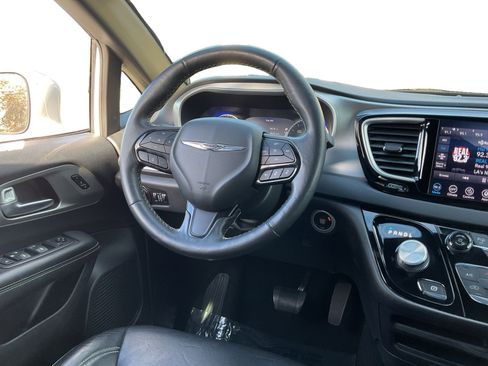 Used 2020 Chrysler Pacifica Touring-L image 12