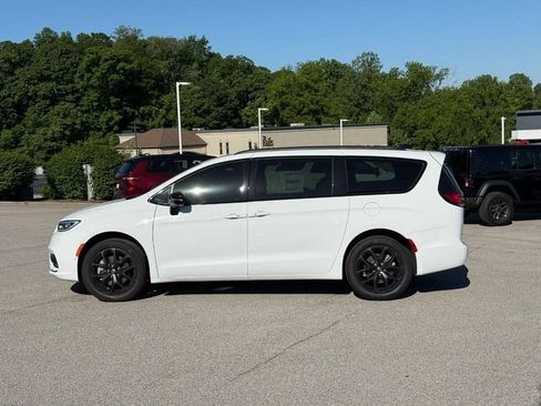 New 2026 Chrysler Pacifica Limited w/ S Appearance Package AWD/4WD image 2