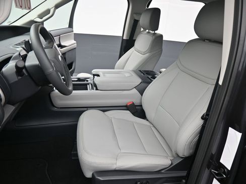 New 2026 Ford Expedition Active image 11