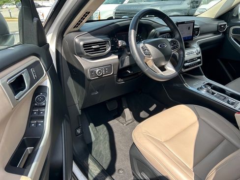 Used 2023 Ford Explorer XLT w/ Equipment Group 202A image 7