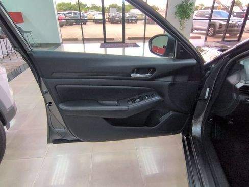 Used 2025 Nissan Altima 2.5 SV FWD image 11
