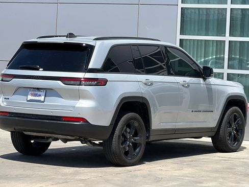 Used 2024 Jeep Grand Cherokee Altitude AWD/4WD image 4